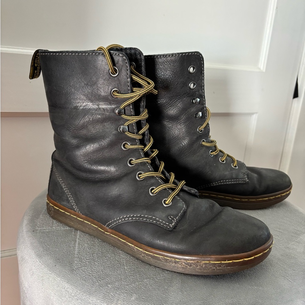 Dr. Martens Black Leather Combat Boots (unisex EU 39)